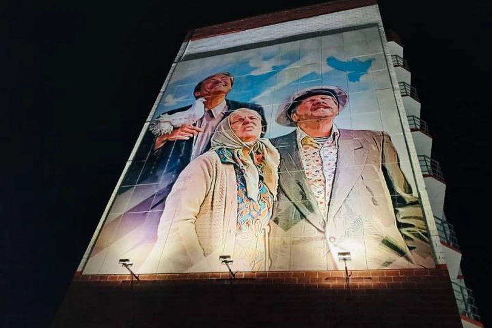 На жилом доме в Черемхово изобразили граффити "Любовь и голуби". Фото: телеграм-канал Вадима Семенова