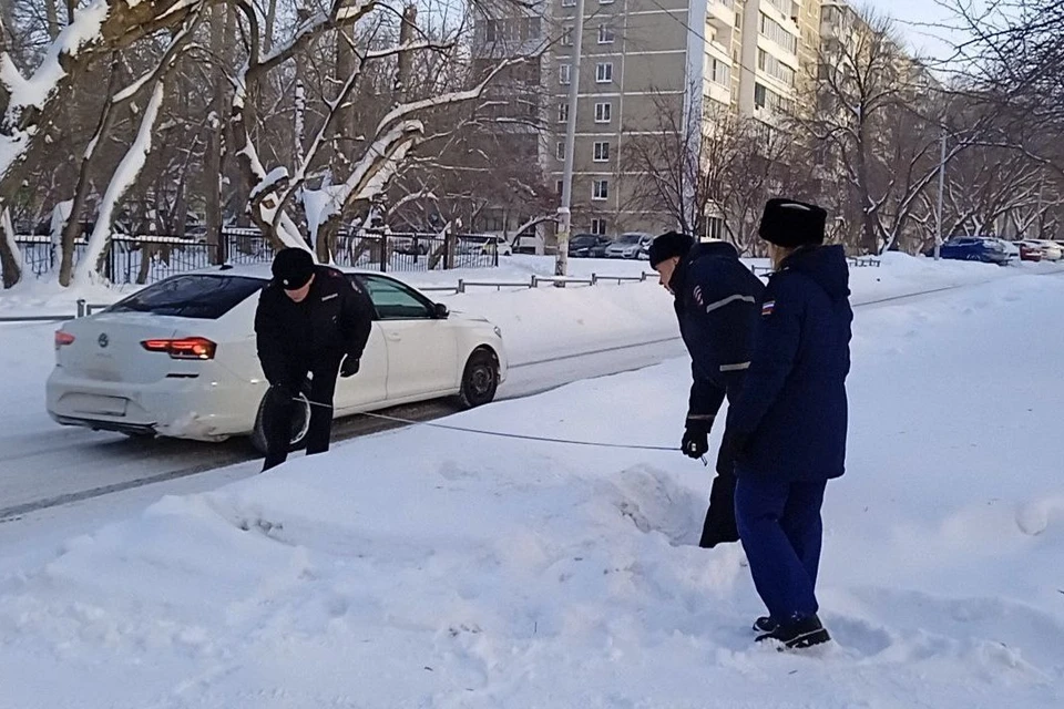 Сотрудники ведомств измеряли глубину и ширину сугробов. Фото: ГИБДД Екатеринбурга
