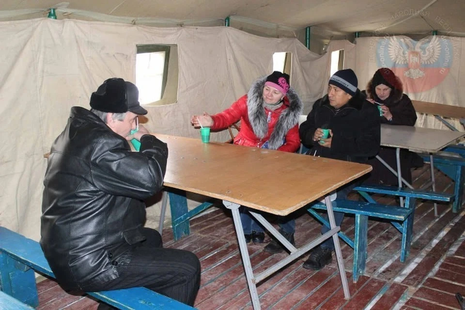 В пунктах обогрева можно согреться, выпить горячего чаю и получить помощь от медиков в случае обморожения. Фото: ДНР онлайн