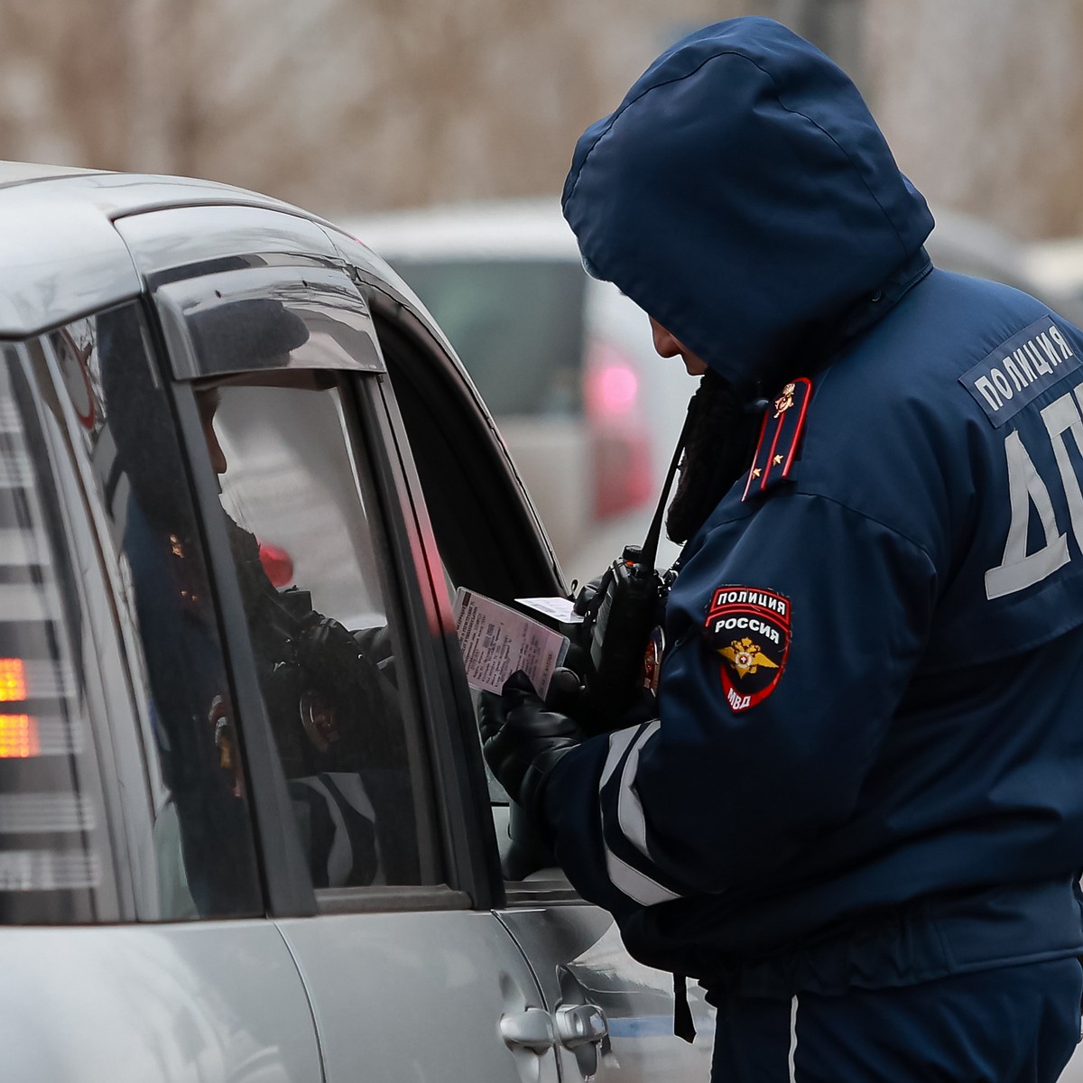 В Усть-Вымском районе сотрудники ДПС задержали пьяного подростка на угнанной  машине - KP.RU