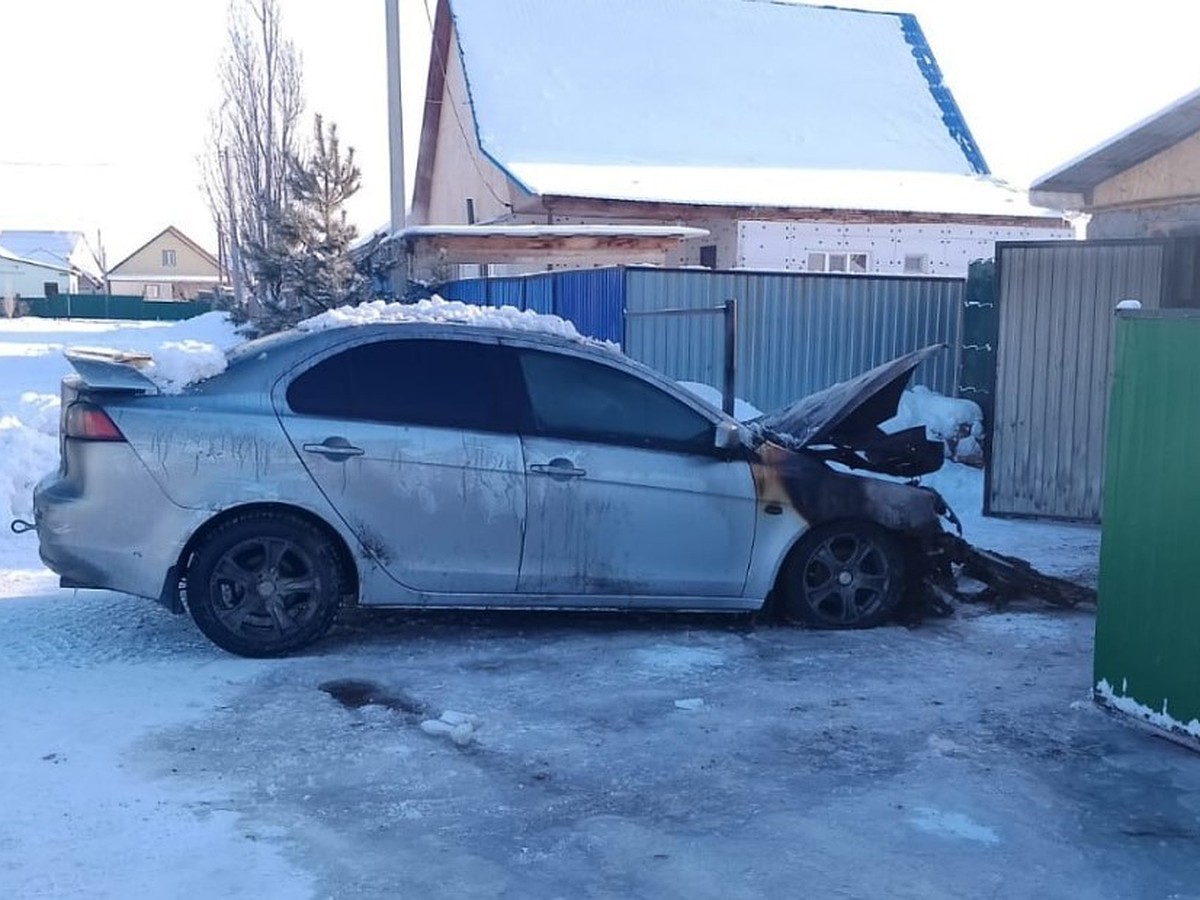 Не заводилась — решил согреть: у жителя Соль-Илецка в гараже загорелся  Mitsubishi Lancer - KP.RU