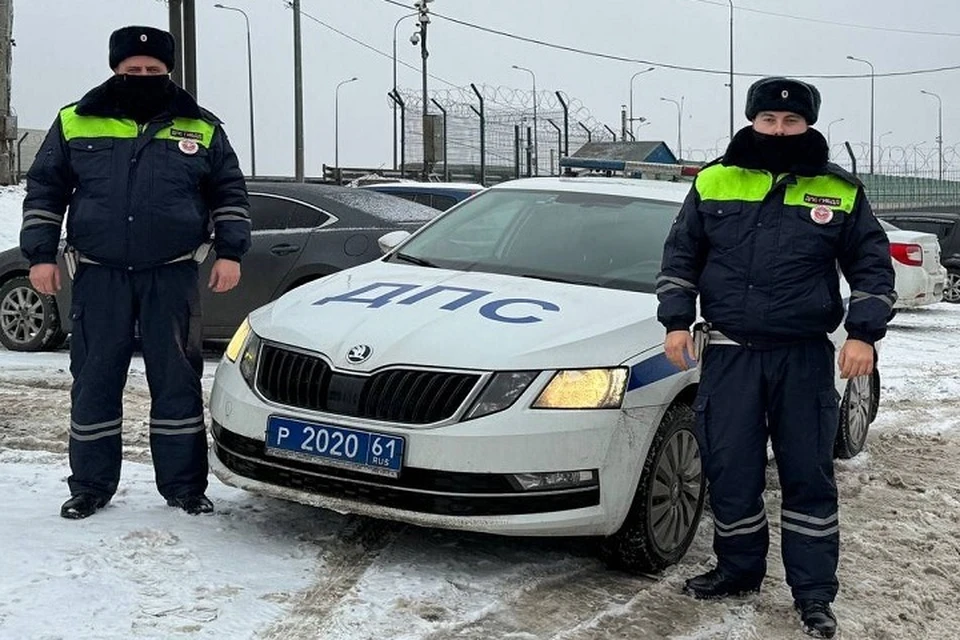 На помощь женщине вовремя пришли два инспектора ДПС. Фото: управление Госавтоинспекции России по Ростовской области