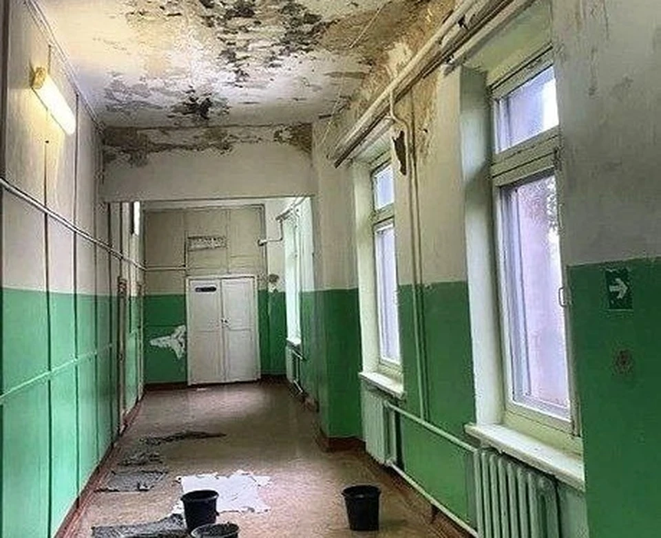 На стенах, окнах и потолке помещения - сырость и плесень
