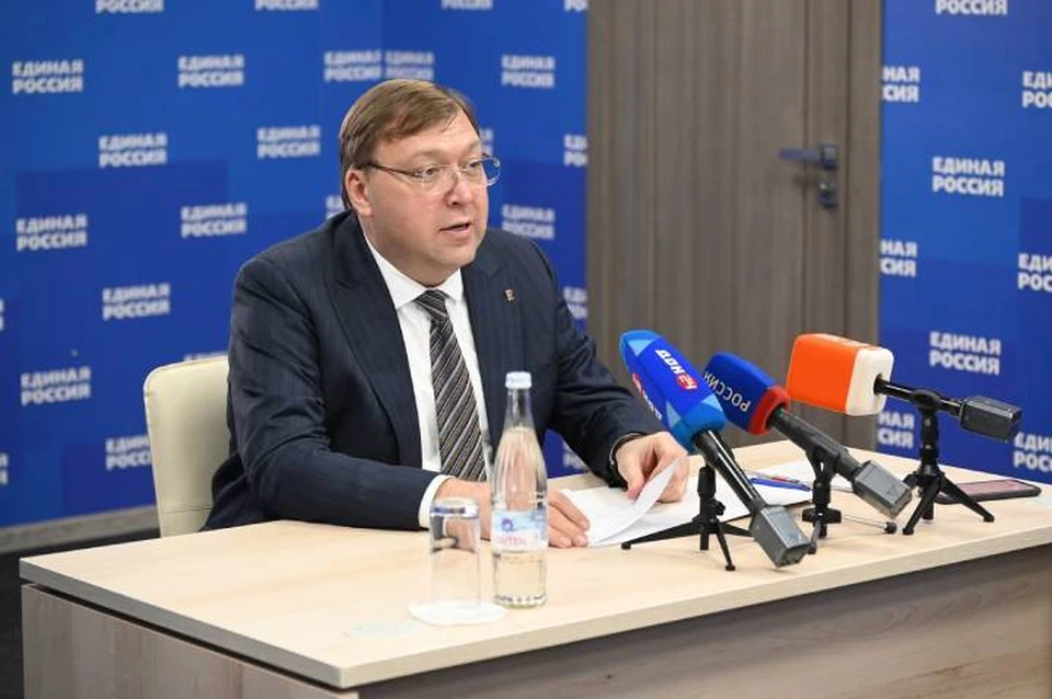 Председатель Законодательного Собрания Ростовской области, секретарь регионального отделения партии Александр Ищенко провел брифинг в Ростове. Фото: пресс-служба регионального отделения "ЕР"