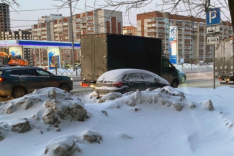 Новосибирцы пожаловались на машину, брошенную на Большевистской улице. Фото: предоставлено Александром.