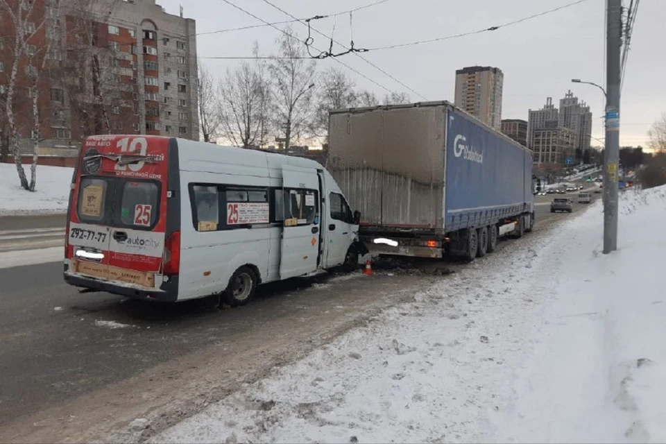 Два пассажира пострадали в столкновении маршрутки с грузовиком в Новосибирске. Фото: ГИБДД по Новосибирску.