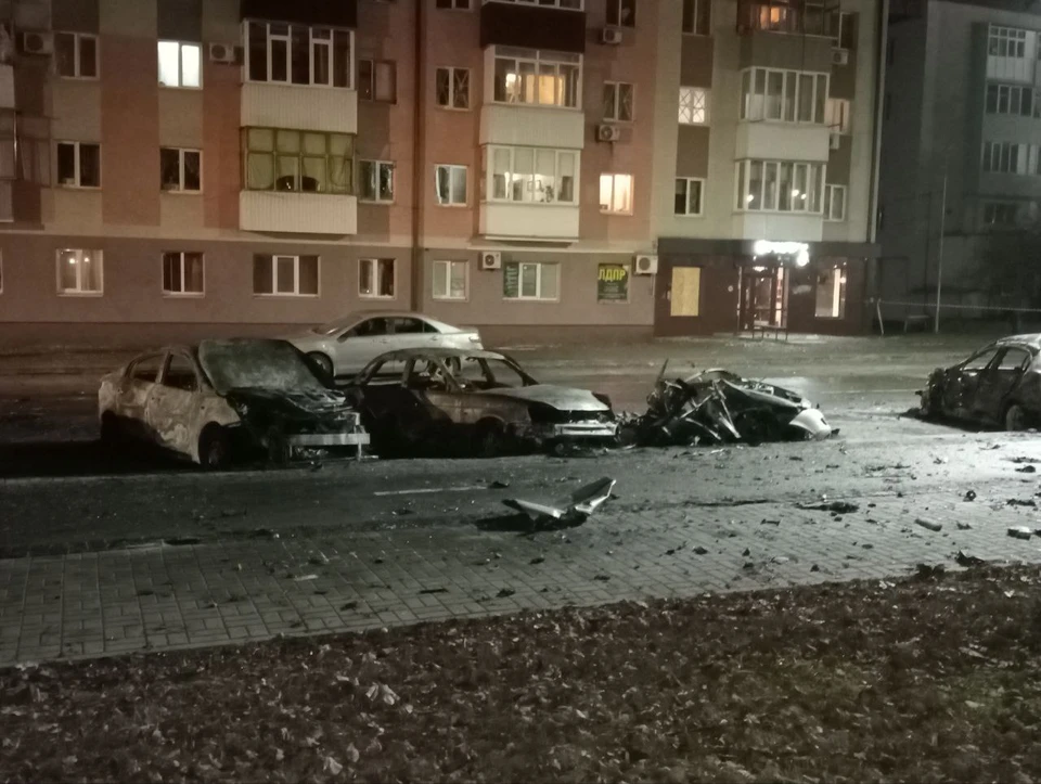 Один из шести поврежденных автомобилей сгорел полностью.