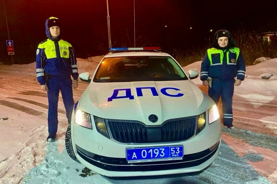 Инспектора отдельного батальона ДПС ГИБДД УМВД России по городу Великий Новгород старший сержант полиции Станислав Трифонов и лейтенант полиции Николай Соколов помогли восьмилетней девочке добраться до больницы. Фото: службе УМВД России по Новгородской области
