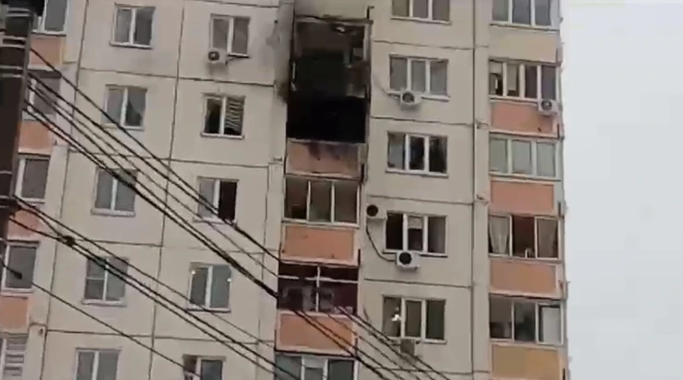 Наиболее пострадавшие от падения БПЛА квартиры четко видны на видео.
