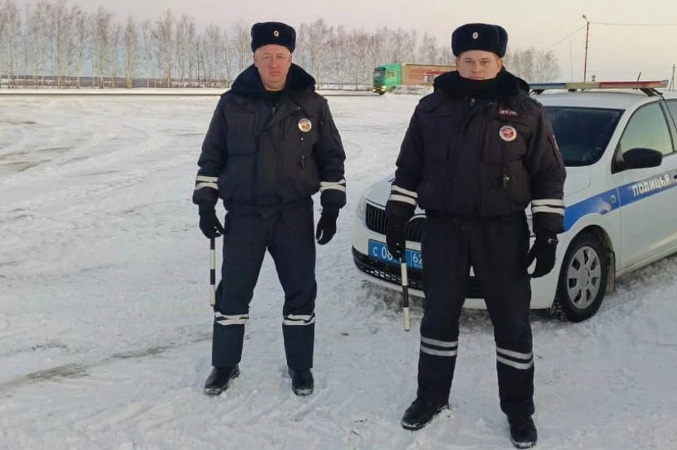 Замерзающего водителя в Ряжском районе спасла дорожная полиция