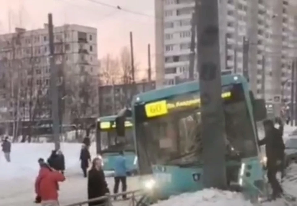 Автобус врезался в столб. Фото: t.me/spb_top_news