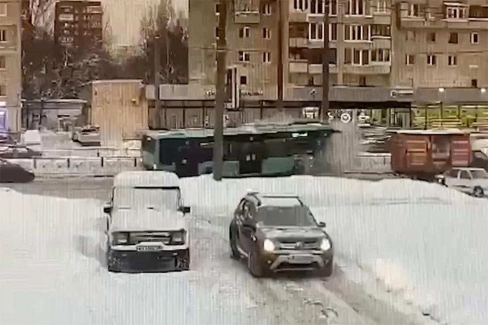 Причиной ДТП с автобусом на проспекте Просвещения стал маневр легковушки. Фото: скриншот видео