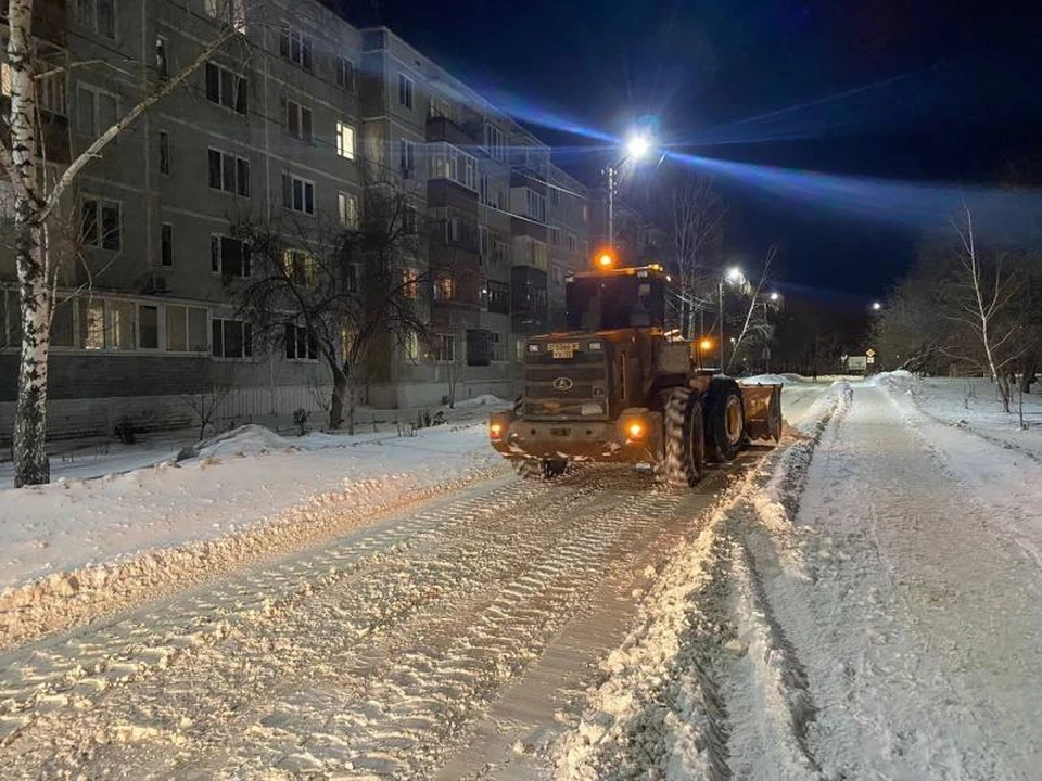 В Ульяновске расчищают дороги от снега у соцобъектов. ФОТО: Гордума Ульяновска