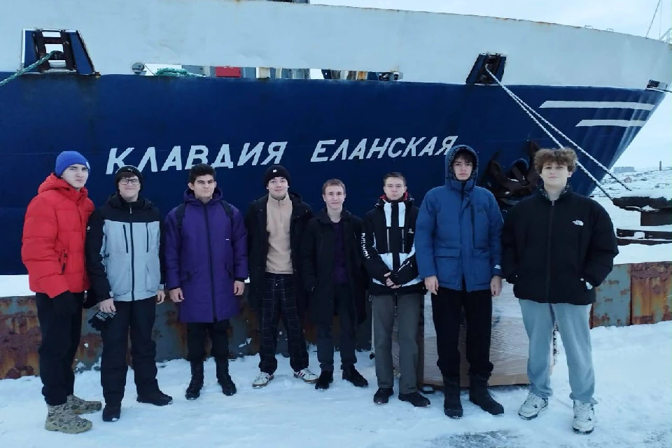 Во время рейса юные мурманчане знакомятся с обязанностями матроса, моториста и рулевого, работой механизмов и судовых устройств. Фото: t.me/serdechkin51