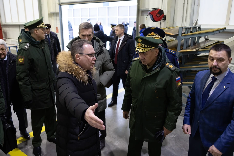 Министру в ходе инспекции показали крылатые ракеты класса «воздух-земля», противорадиолокационные и противокорабельные ракеты