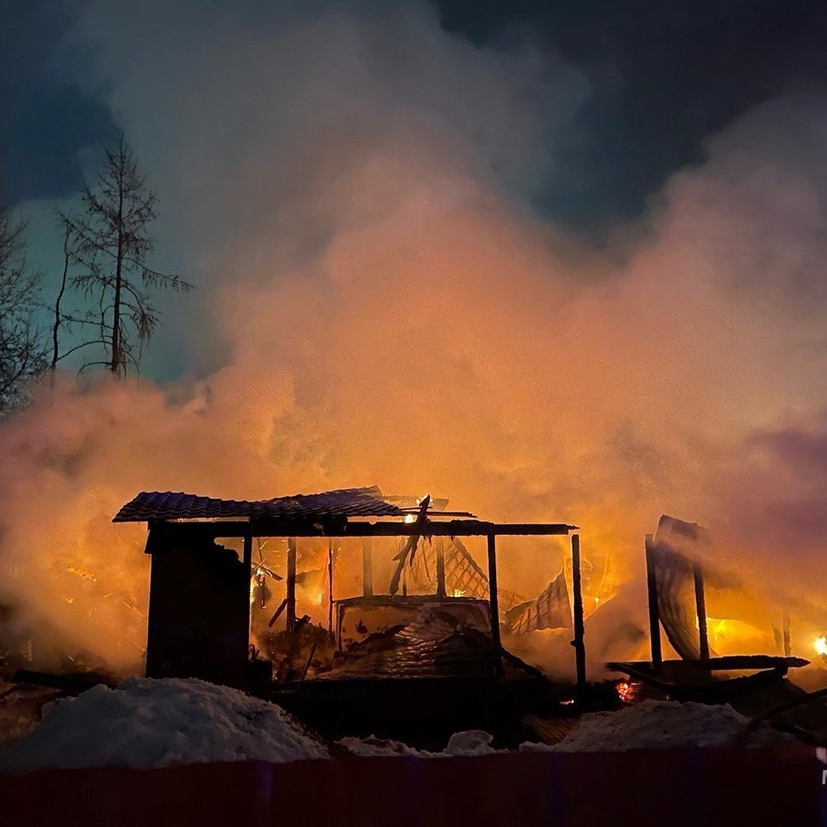 В Новом Уренгое жуткий пожар оставил семью без крыши над головой - KP.RU