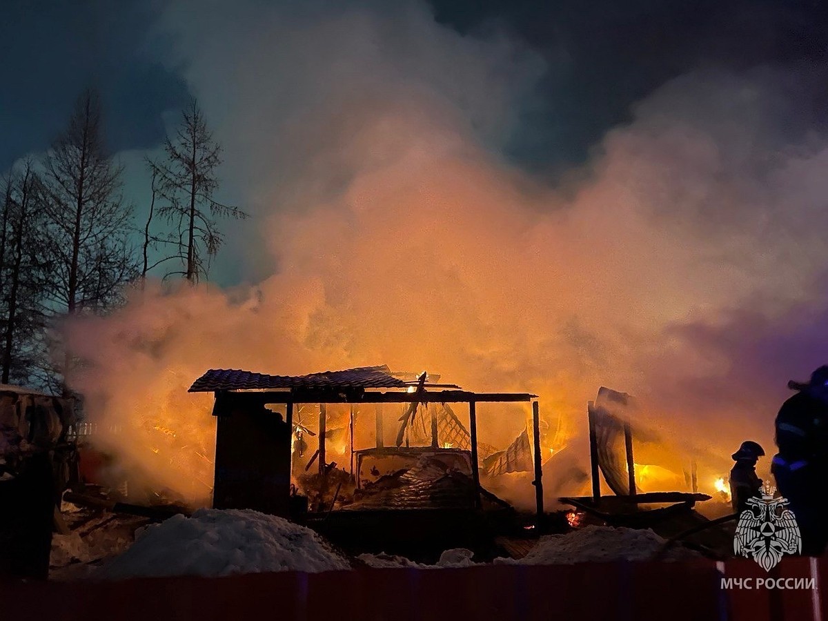 В Новом Уренгое жуткий пожар оставил семью без крыши над головой - KP.RU