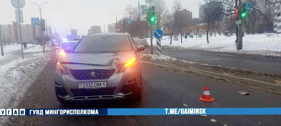 На пешеходном переходе в Минске произошло ДТП: женщина-пешеход в больнице, машина помята, на месте работают специалисты. Фото: телеграм-канал "УГАИ ГУВД Мингорисполкома".