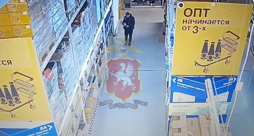 Видеокамеры зафиксировали момент кражи в супермаркете. Фото: скрин видео УМВД России по г. Севастополю
