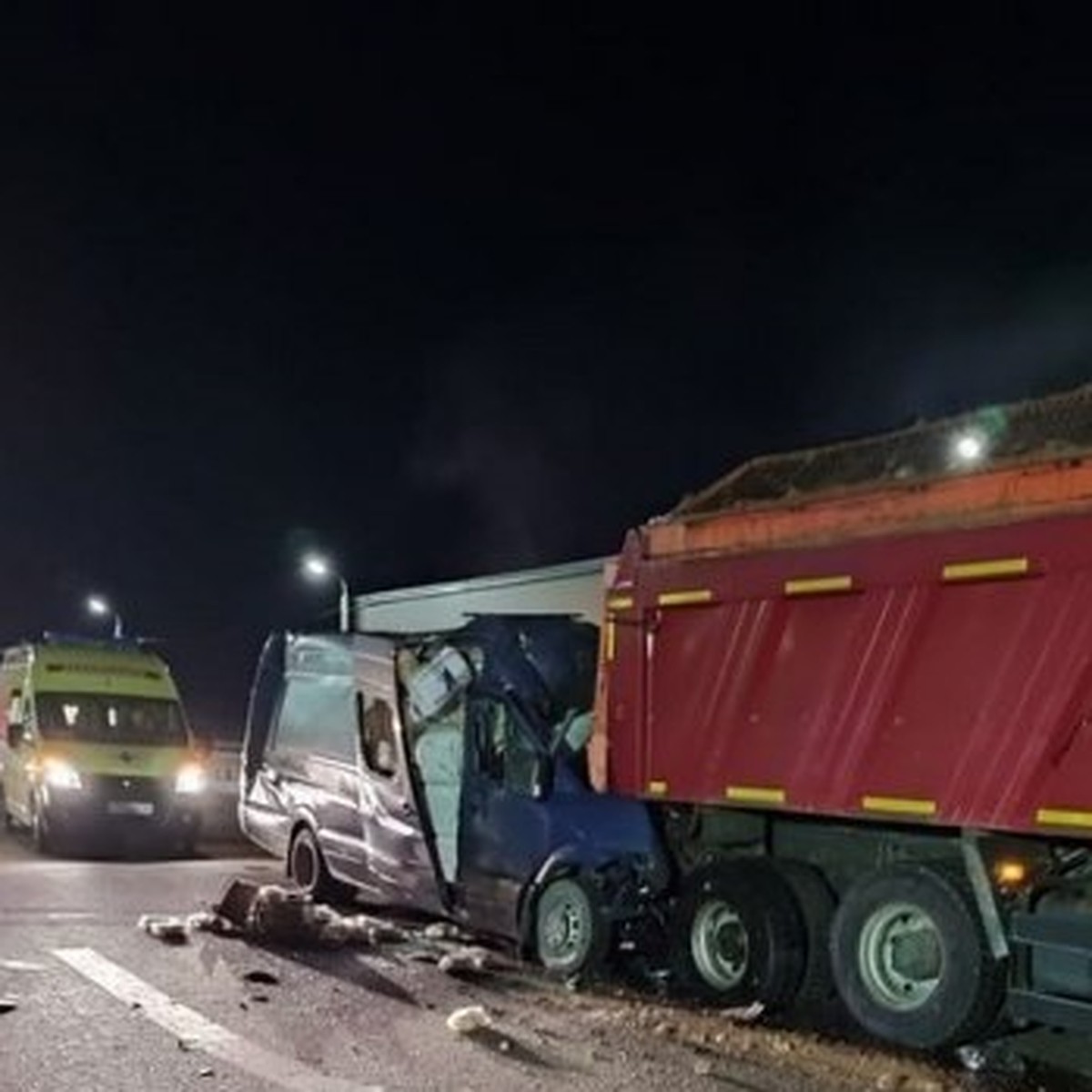 Под Волгоградом водитель микроавтобуса погиб в ДТП с машиной коммунальщиков  - KP.RU