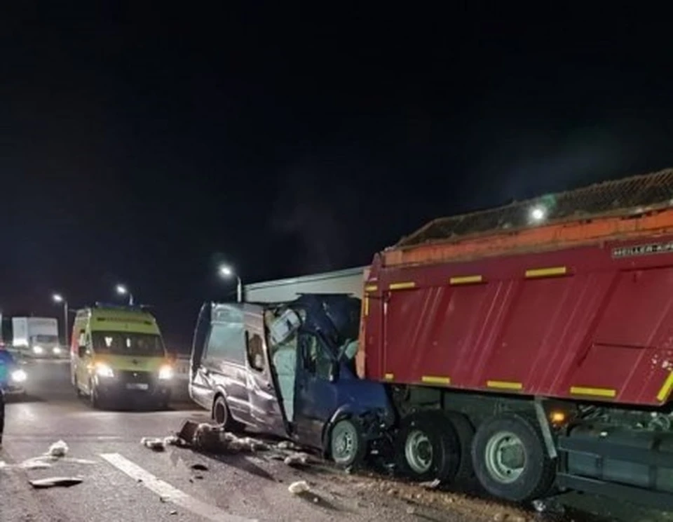 Водитель микроавтобуса погиб на месте. Фото: ГУ МВД России по Волгоградской области.