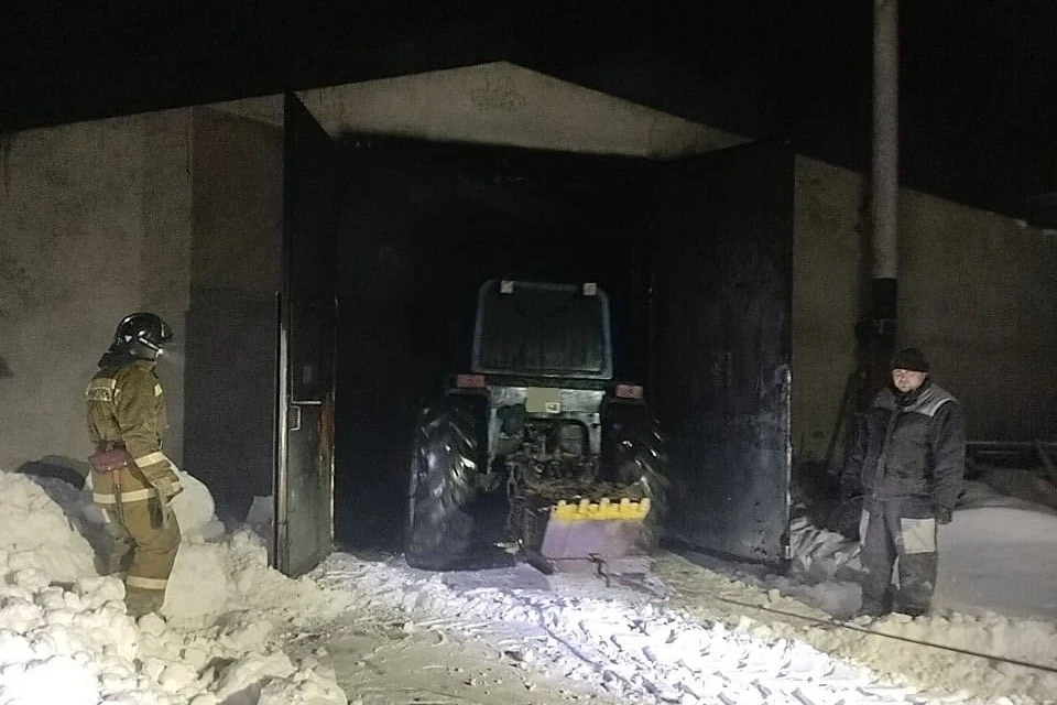Пожарные спасли от огня горящего ангара два трактора и КамАЗ под Липецком