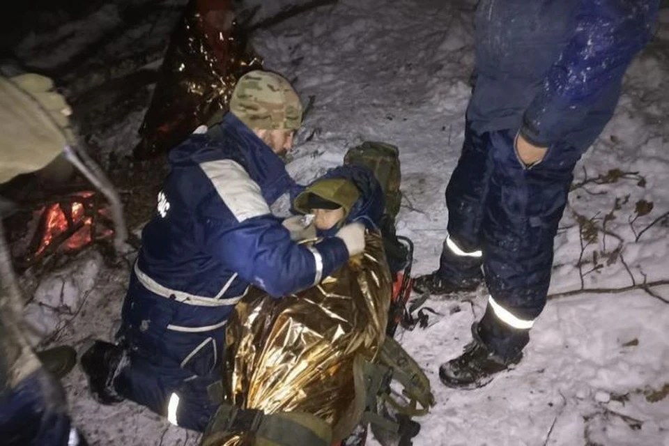 Замерзших и уставших путников отогрели у костра перед транспортировкой. Фото: t.me/mingochskk