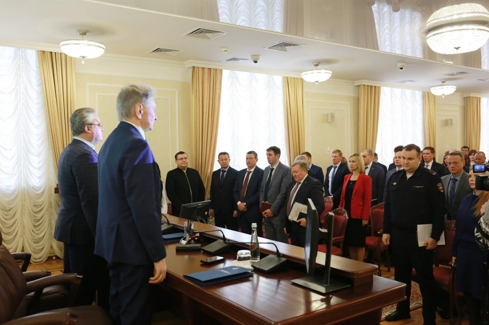 Сотрудники мэрии почтили память погибших в Донецке.