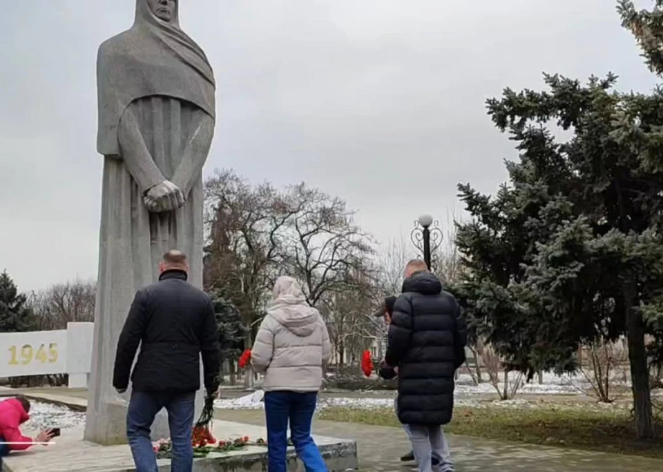 В Геническе возложили цветы в память о погибших от артиллерийского удара ВСУ по Донецку мирных жителей. ФОТО: минтранс Херсонской области