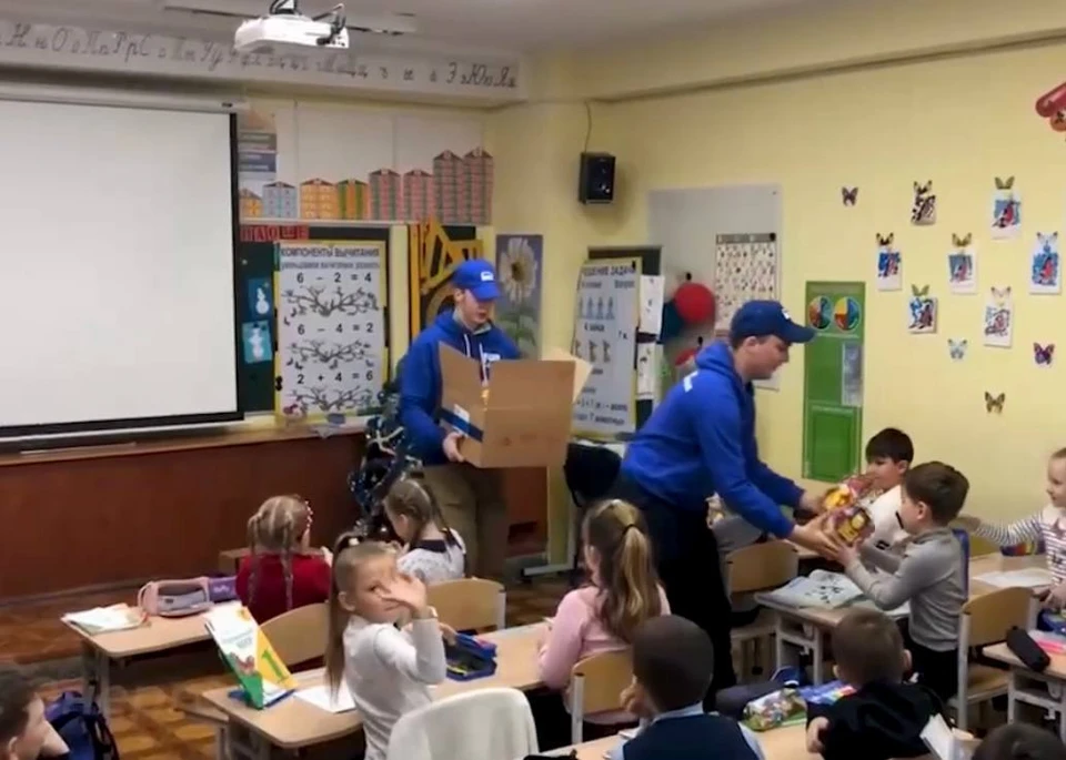 Для учеников энергодарских школ привезли 500 сладких подарков. ФОТО: "Молодая Гвардия"