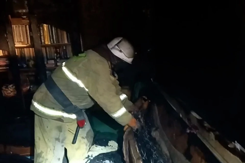 23 января в 5:15 в Луганске в квартале Гаевого загорелась квартира на третьем этаже в пятиэтажке. Фото - МЧС ЛНР