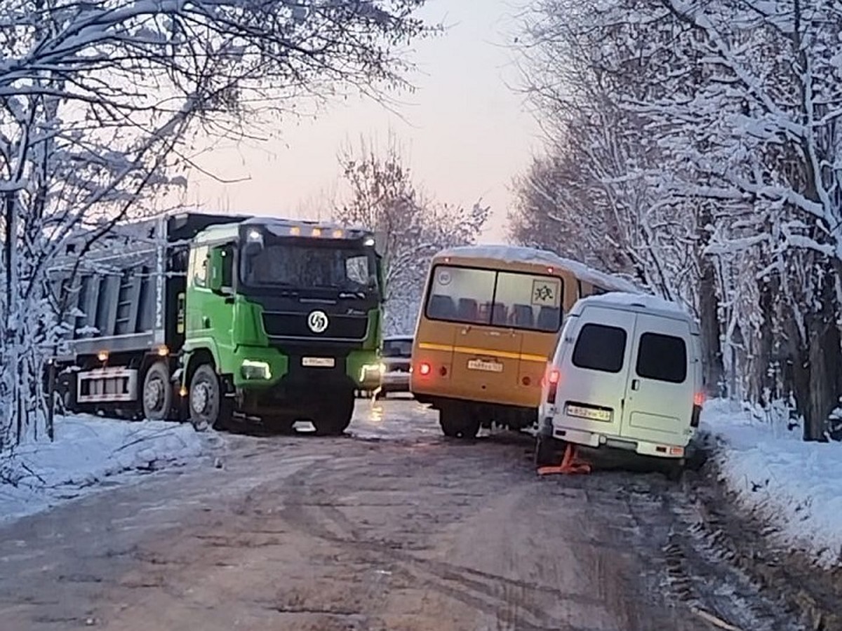 Автобус со школьниками застрял на скользкой дороге в Краснодаре - KP.RU