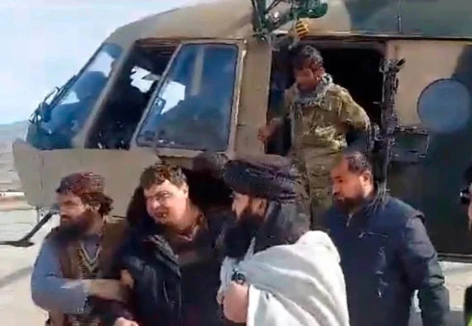 Четверо человек выжили при крушении самолета Фото: талибы