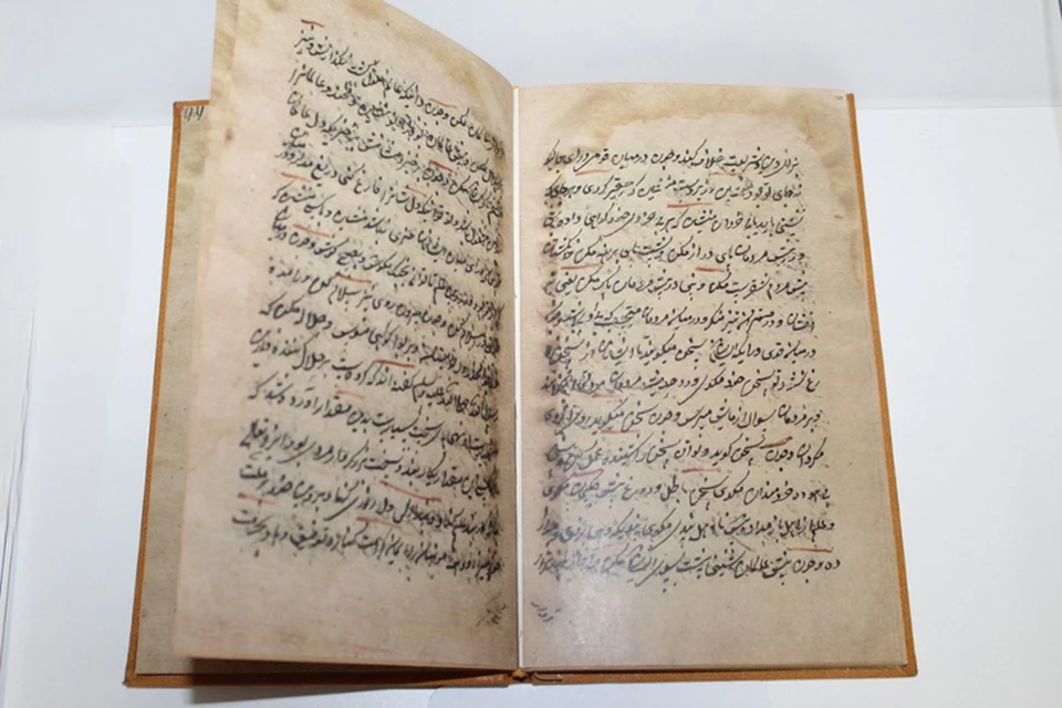 Оригинал книги «Рисала Мират аль Кулуб» написан в ХІІ веке арабской графикой на тюркском языке и состоит из трех глав.
