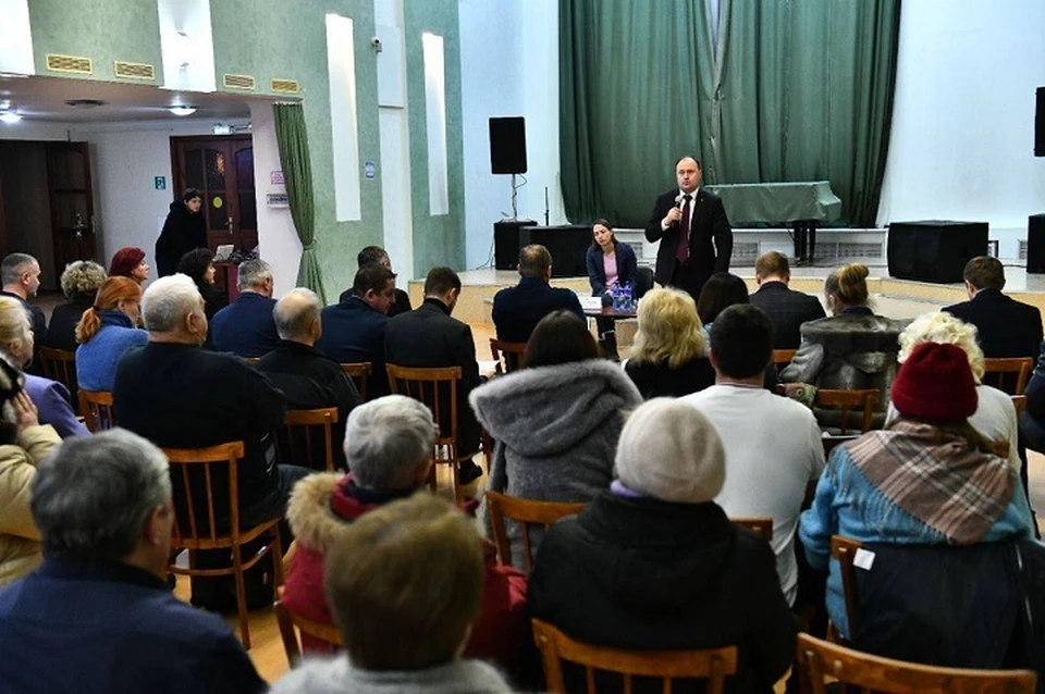 Встреча мэра Ярославля Артема Молчанова с жителями Заволжского района в основном была посвящена пробкам.