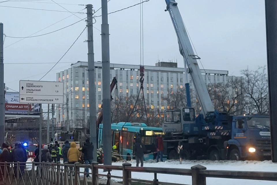 Комтранс поможет всем пострадавшим в ДТП с автобусом на Наличной улице в Петербурге. Фото: ДТП и ЧП