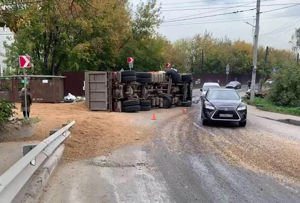 На Лысогорской часто опрокидывались грузовики, поэтому движение для них закрыли. Фото: ОПБДД УГИБДД ГУ МВД по Нижегородской области