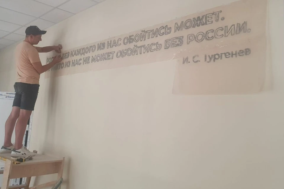 По программам регионов-шефов проходят капремонты сразу 17 херсонских школ и детсадов. Фото: ТГ-канал Андрея Алексеенко