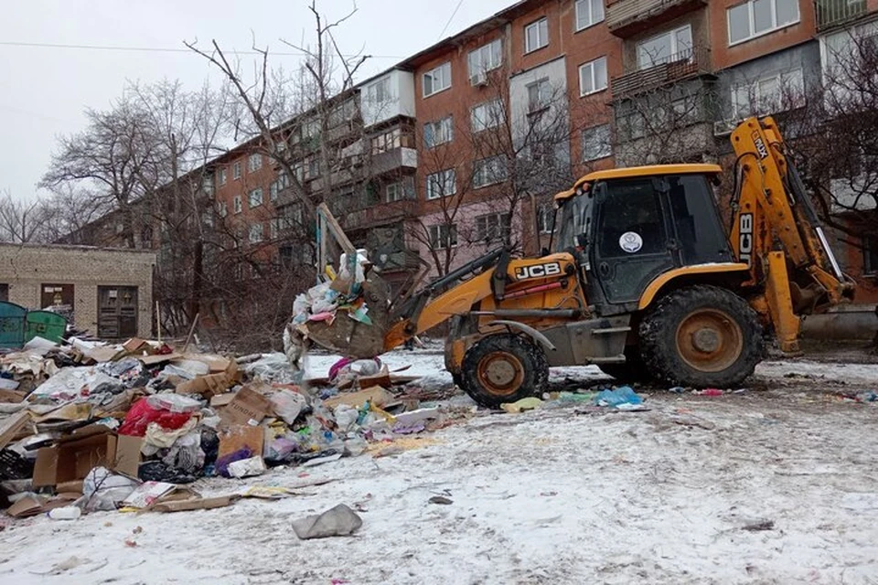 Был убран мусор с дворов по улице Запорожская, 150, Репина, 63 и проспект Металлургов, 42. ФОТО: администрация Алчевска
