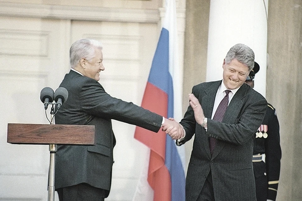 Клинтон отмахнулся от предложения Ельцина по вступлении России в НАТО. Фото: Александр СЕНЦОВ, Александр ЧУМИЧЕВ/ТАСС