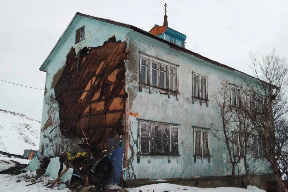 Со здания прихода в Териберке отвалилась штукатурка. Фото: vk.com/pravteriberka