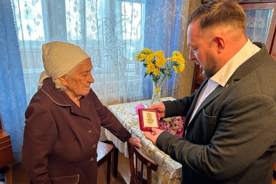 Екатерину Ложеницыну поздравил глава администрации Кирова Вячеслав Симаков. Фото: t.me/simakov_kirov
