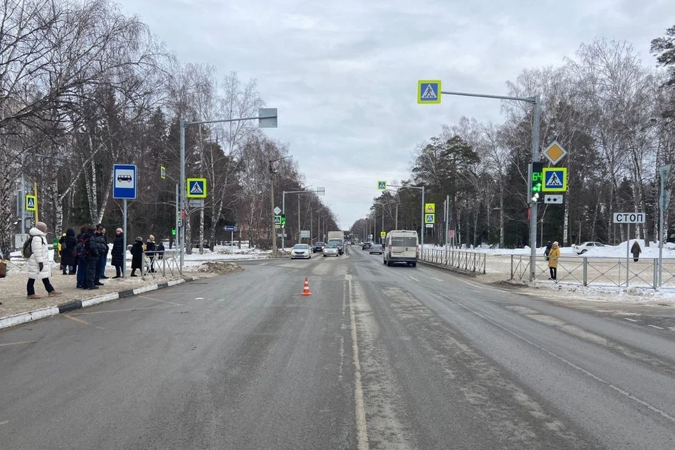 В Новосибирске водитель Toyota сбил перебегающего дорогу подростка.