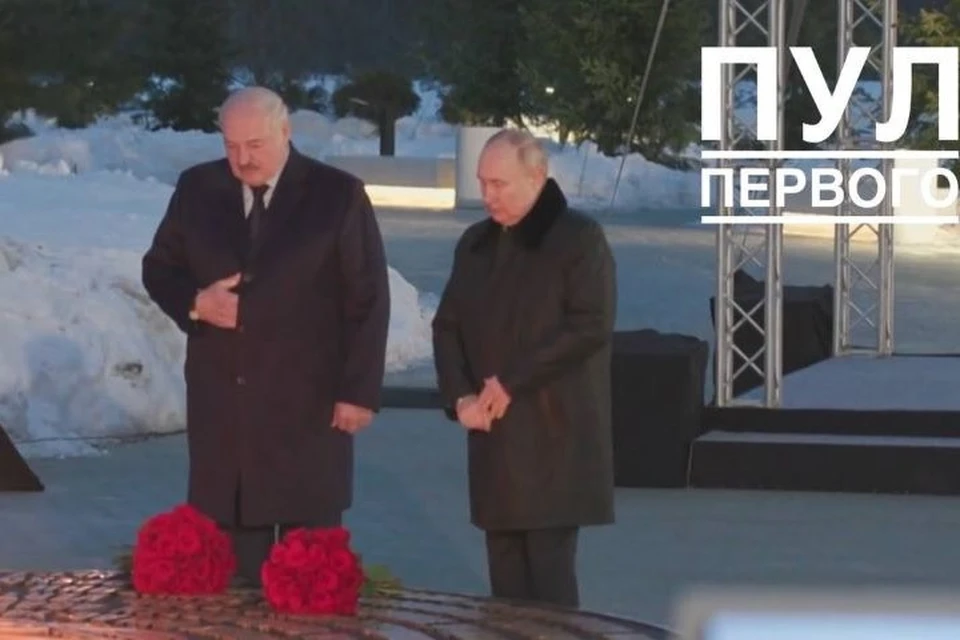 Лукашенко и Путин возложили цветы к Вечному огню нового мемориала в Гатчине. Фото: телеграм-канал "Пул Первого"