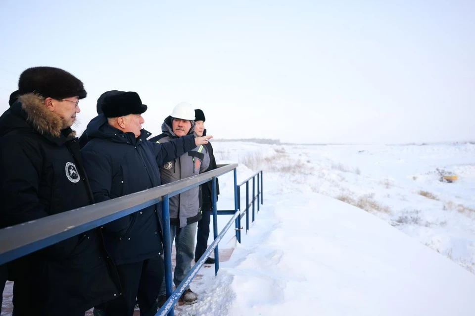 Фото: Андрей Сорокин. Николаев подчеркнул, что "Якутцемент" остается важным партнером, обеспечивая строительные нужды региона.