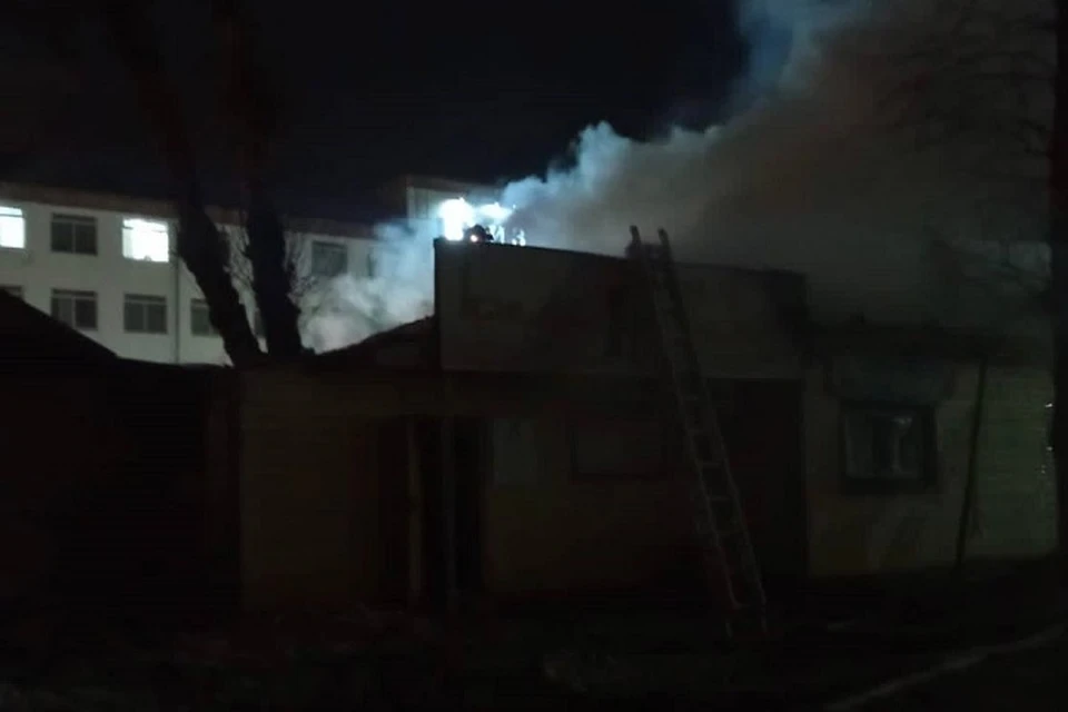 Кафе «Баку» горит в Комсомольске-на-Амуре