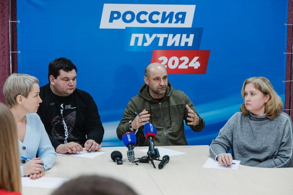 Артем Жога (в центре) выразил уверенность в победе Путина. Фото: ТГ/Жога