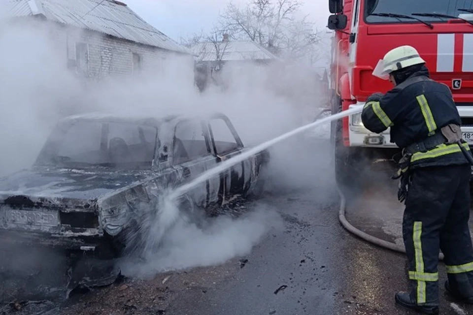 30 января в 7:45 в Лисичанске на улице Гайдара загорелся автомобиль ВАЗ 2107. Фото - МЧС ЛНР