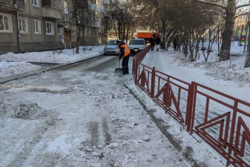 В Иркутске расчищают от снега дороги возле соцобъектов