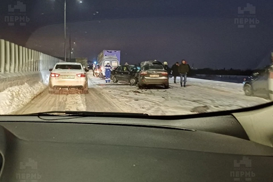 На Южном обходе вечером 30 января произошло три ДТП за несколько минут. Фото: Мой город – Пермь / ВКонтакте